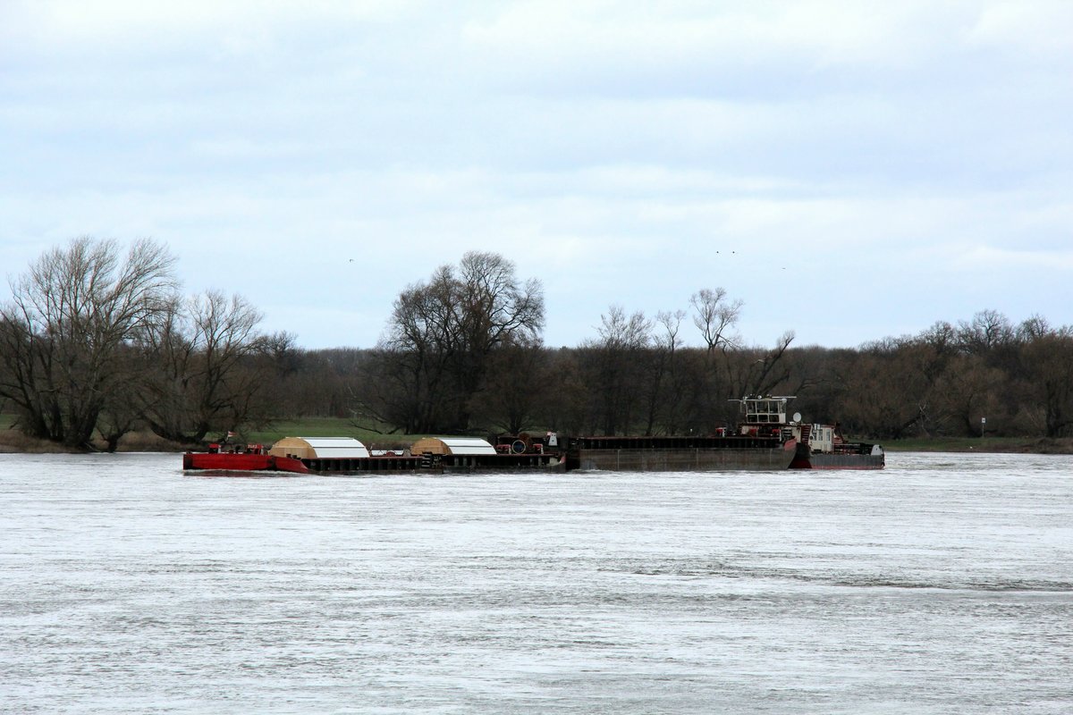 Schubboot TR-27 (09548028 , 27,22 x 8,7m) schob am 13.03.2019 seine schwere Fracht bei Glindenberg auf der Elbe zu Berg. 