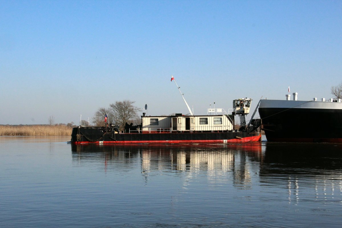 Schubboot TR 30 (32201070 , 27,2 x 8,7m) war am 18.02.2019 am Bug des TMS-Kasko CT-1765 zur Steuerung des Verbandes auf seiner Elbe-Talfahrt bei Tangermünde befestigt.