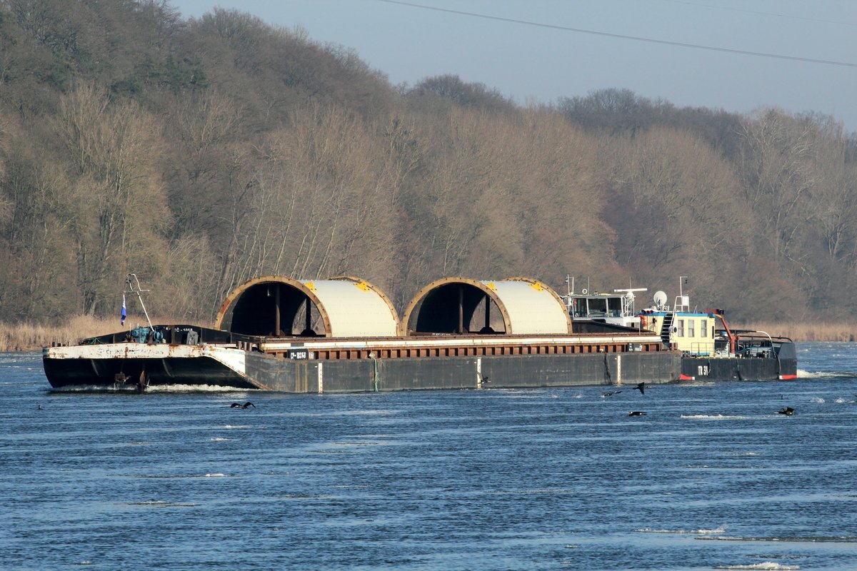 Schubboot TR 31 (32106533 , 27,16 x 8,70m) am 14.02.2017 mit einem beladenem Leichter auf Elbe-Talfahrt bei Artlenburg.