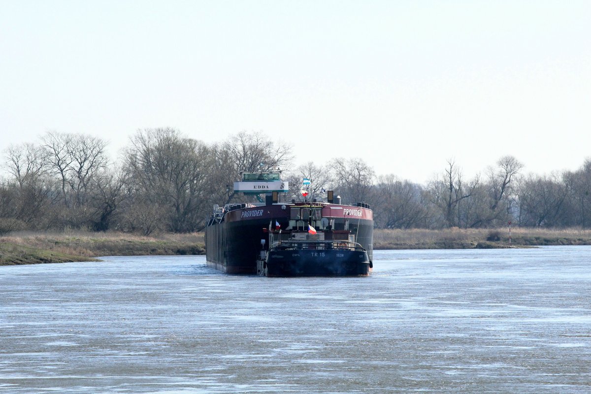 Schubboot TR15 (32200210 , 27,20 x 8,70m) diente am 25.03.2020 als Bugstrahlruder vor dem TMS-Kasko Provider / CT1866 auf der Elbe zu Tal vor der Lutherstadt Wittenberg.