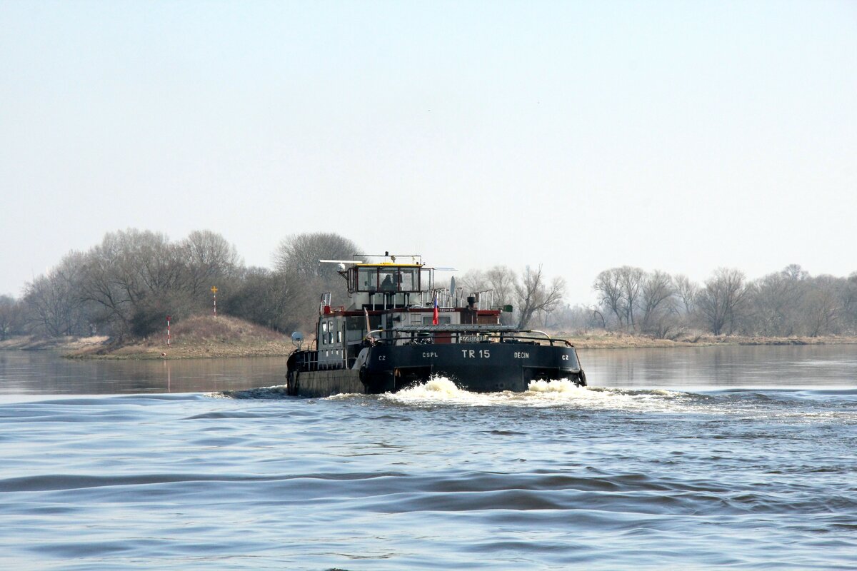 Schubboot  TR15  (32200210 , 27,26 x 8,76m)  am 23.03.2022 auf  ELBE-Bergfahrt  Höhe Kleinwittenberg.