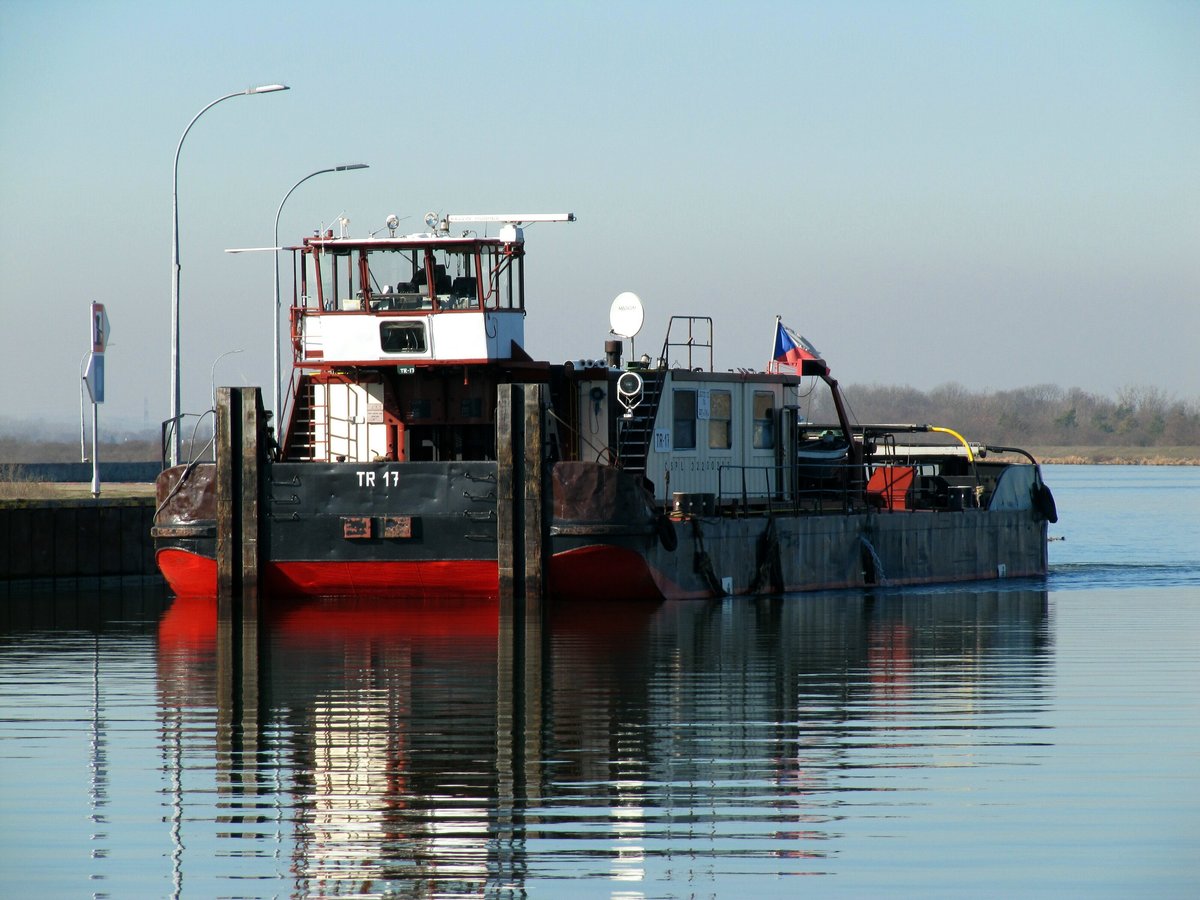 Schubboot TR17 (32200213 , 27,19 x 8,7m) am 27.02.2019 im Oberwasser des Schiffshebewerkes Rothensee.