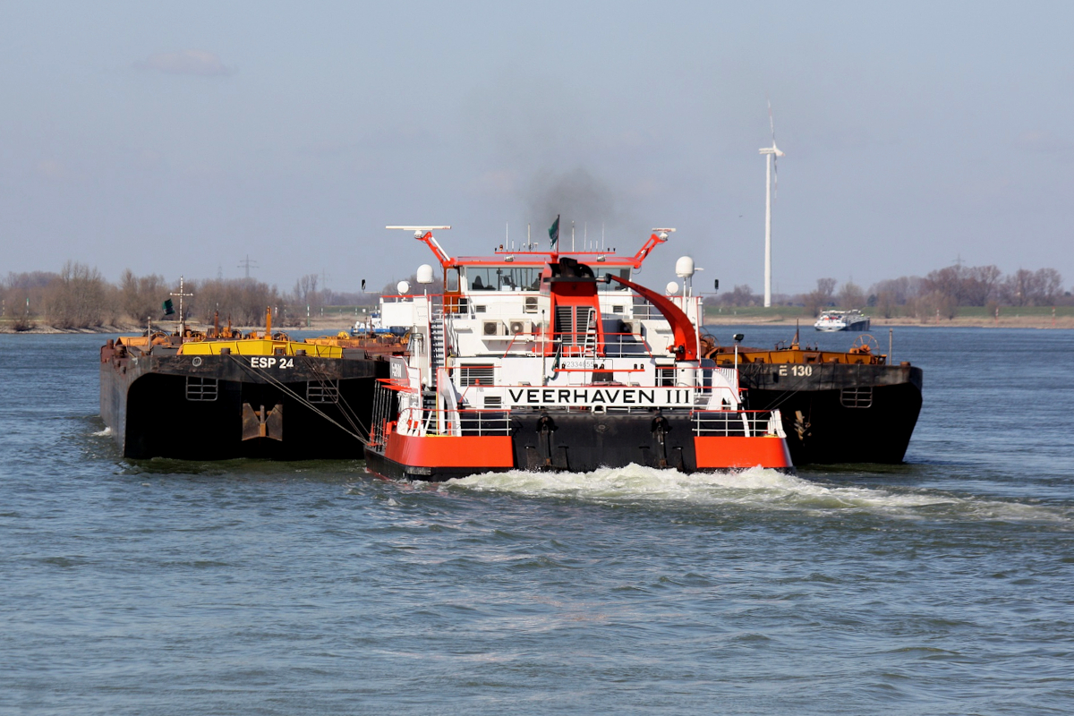 SCHUBBOOT VEERHAVEN III (ENI:02334855) L.40 m B.15 m Flagge Niederlande auf dem Rhein zu Tal am 18.03.2022 mit 6 leeren Schubleichter in Xanten.