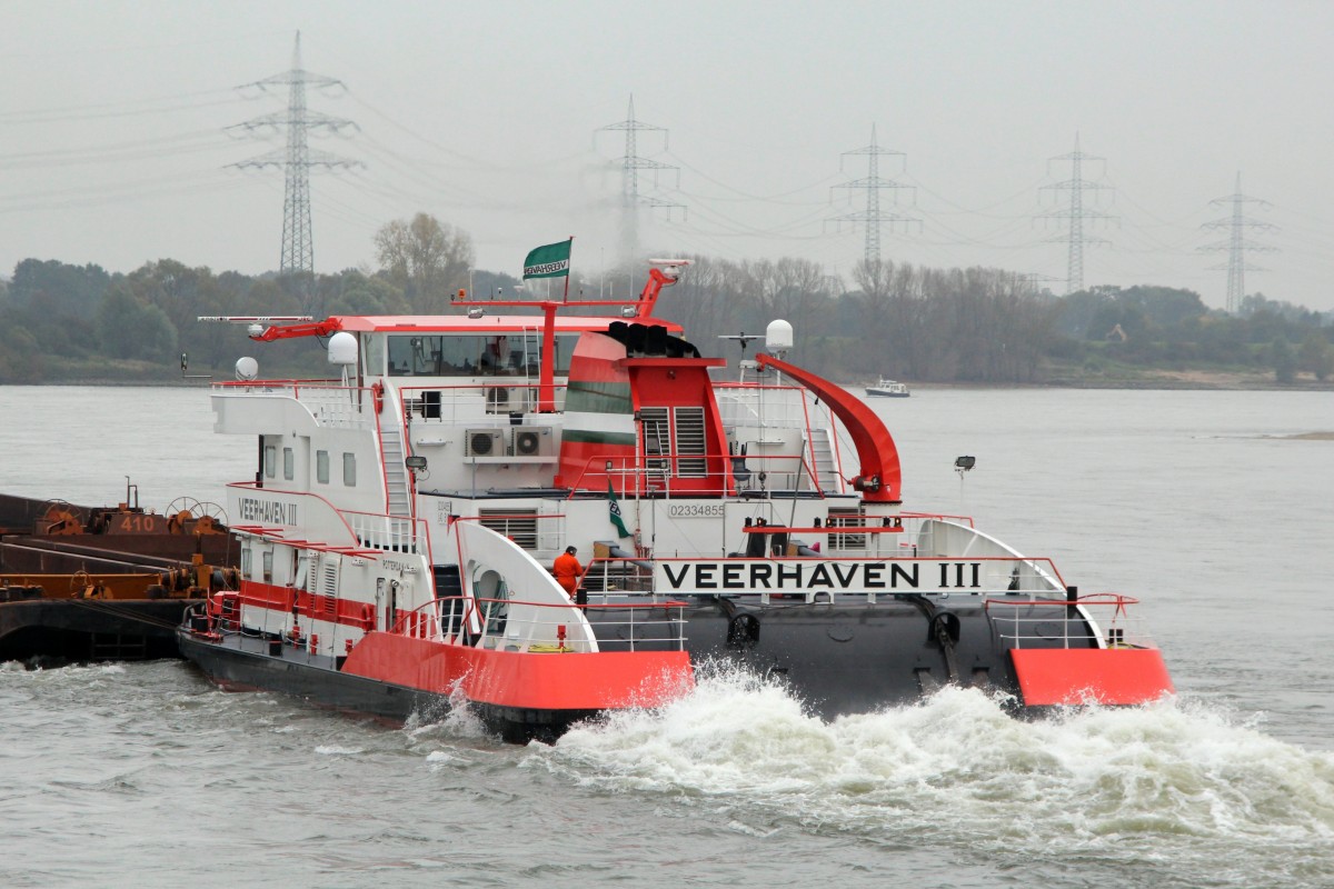 Schubboot Veerhaven III Waterbuffel (02334855 , 40 x 15m , Tg. 1,70m) schob am 23.10.2014 bei Rhein-km 800 6 beladene Leichter zu Berg. Das SB hat 3 MAK-Motoren mit je 1850 PS und wurde 2012 gebaut. Diese SB fahren  Rund um die Uhr  zw. den Rotterdamer Seehäfen und dem Ruhrgebiet. 