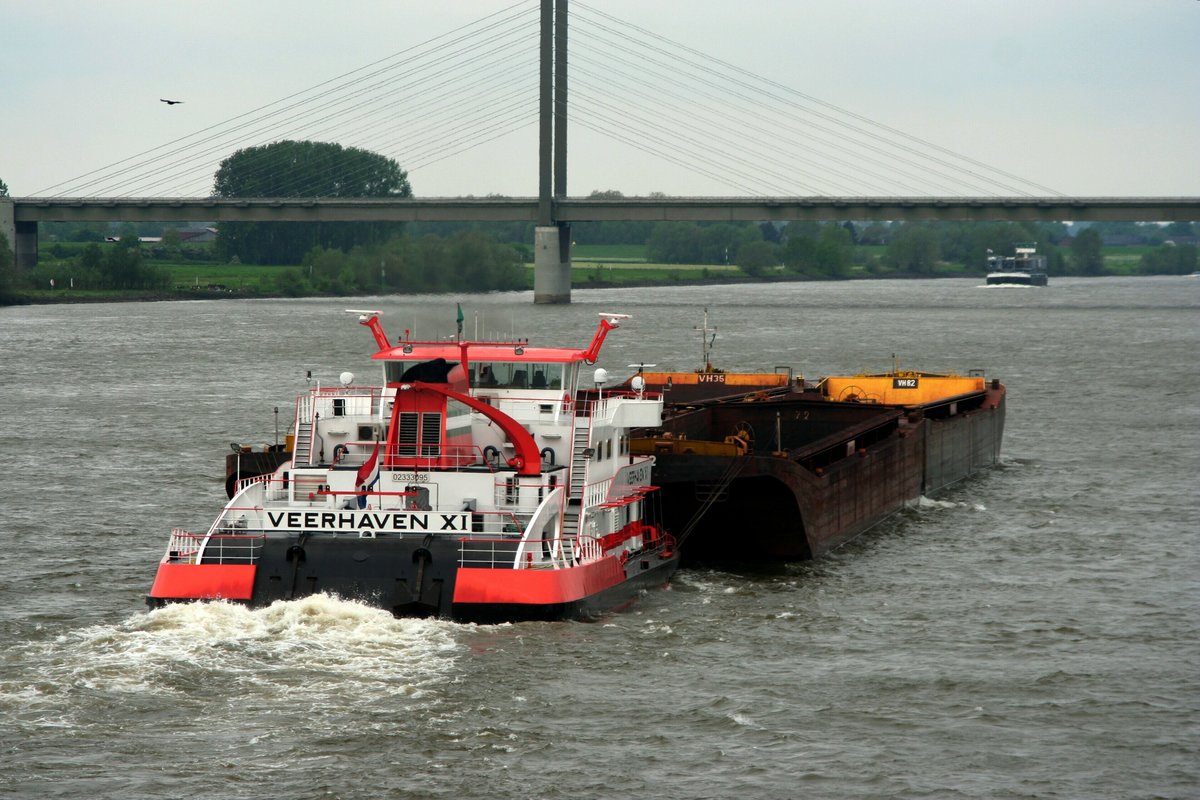 Schubboot Veerhaven XI (02333095 , 40 x 15m) schob am 15.05.2012 vier Leichter (je 76,5 x 11,45m) bei Rees auf dem Rhein zu Tal.