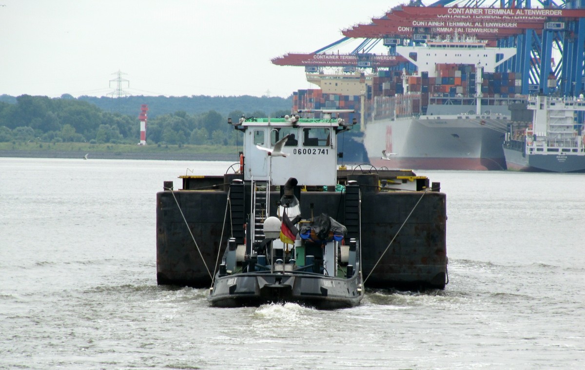 Schubboot Vincent (06002741) schiebt einen Europa-Leichter Typ IIa am 03.07.2014 im Köhlbrand / Süderelbe / Hafen HH  zu Berg.