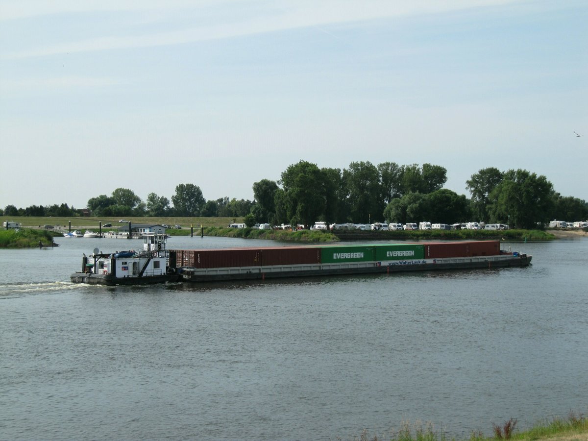 Schubboot Walter (04803370 , 12,24 x 8,64m) schob am 20.07.2019 den GSL Franc (04808630 , 83 x 9,50m) auf der Elbe bei Stove zu Tal.