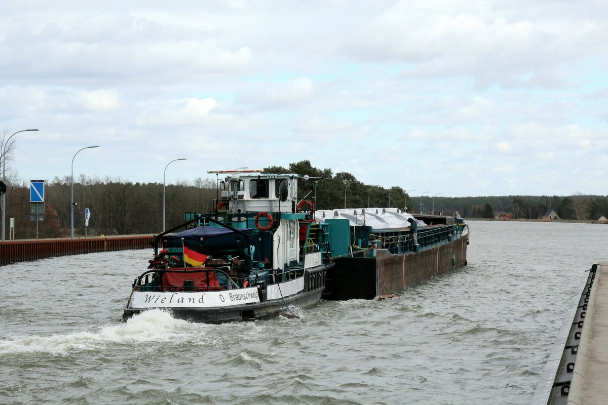 Schubboot Wieland (08356032 , 24,92 x 5,35m) hat am 13.03.2019 mit dem GSL Wieland I die Trogbrücke über der Elbe überquert und fuhr auf dem Mittellandkanal Richtung Doppelschleuse Hohenwarthe.