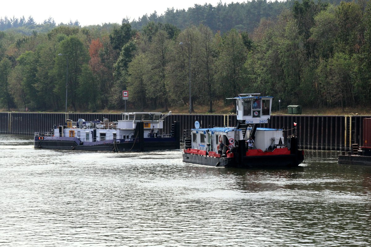 Schubbootwechsel am 23.08.2018 im Unterwasser des Schiffshebewerkes Scharnebeck. SB 2407 (05602680 , 16,39 x 8,15m) hatte einen Verband im Elbe-Seitenkanal zu Tal durch das Schiffshebewerk gebracht und koppelte nun wieder zu Berg um. SB Orion II (05609480 , 25,22 x 8,16m) übernahm den Talwärts zu befördernden Verand.