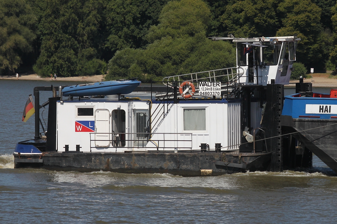 Schuber WALTER (ENI 04803370); Datum: 19.08.2025; Aufnahmeort: Elbe/Hafen Hamburg, Deutschland. Das Bild zeigt den Schuber WALTER im Verbund vom Bubendey Ufer aus betrachtet.