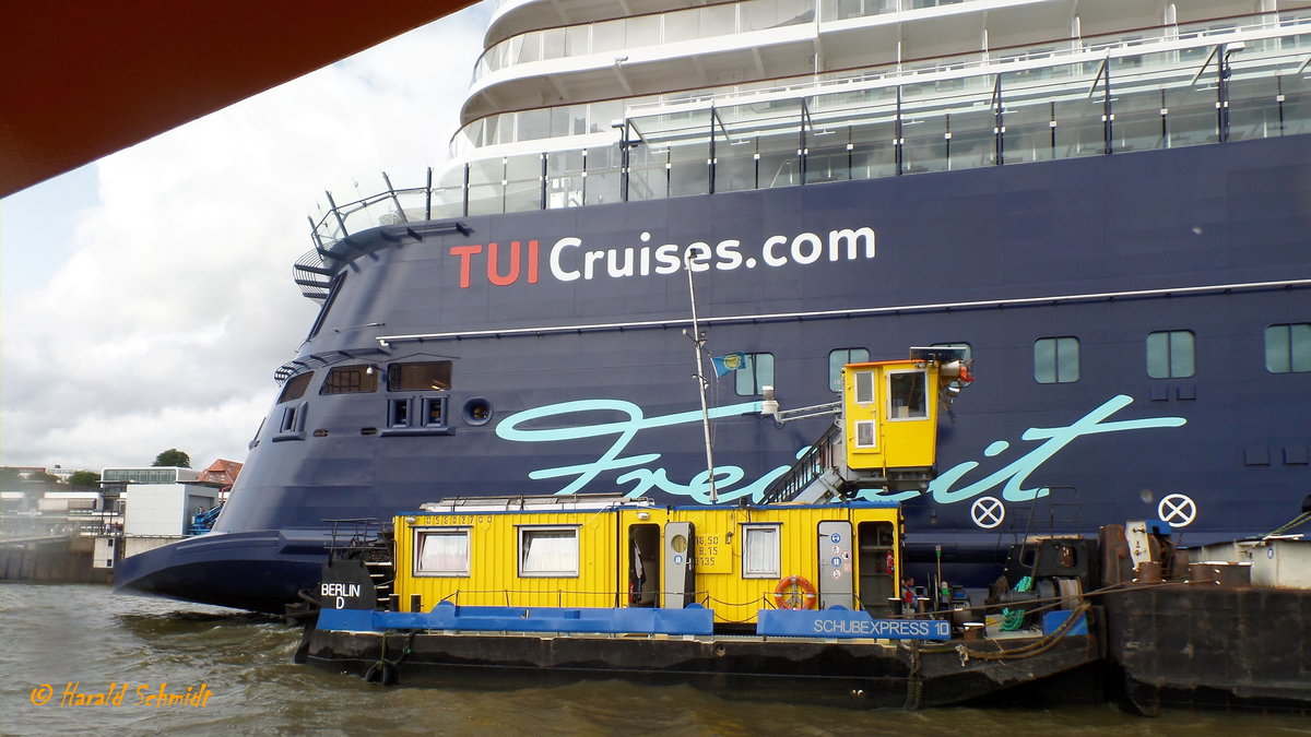 SCHUBEXPRESS 10 (ENI 05602700) am 21.8.2017, Hamburg, Elbe, Kreuzfahrterminal Altona, an der Bordwand der MEIN SCHIFF 6 /

ex-Name: SCH 2410

Schubschiff (DDR Typ KSS300) / Lüa 16,5 m, B 8,15 m, Tg 1,57 m / 1984 bei VEB Yachtwerft Berlin-Köpenick /
