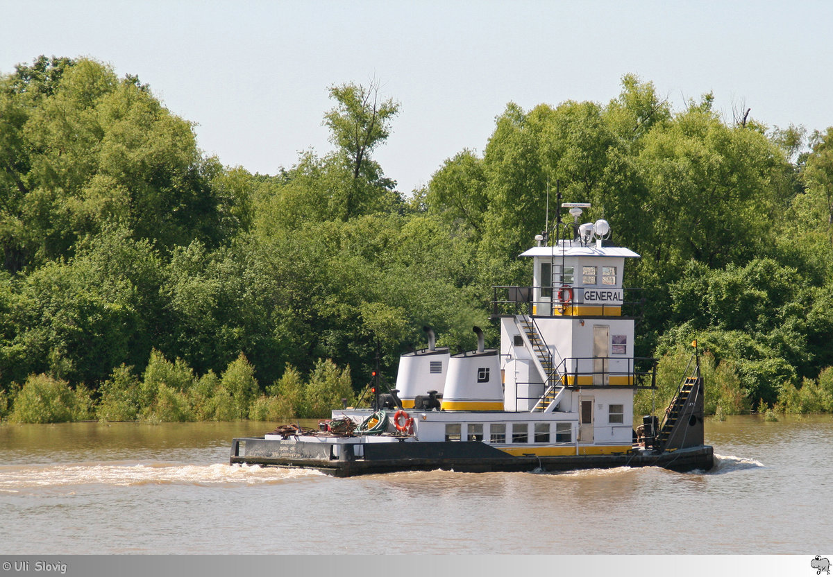 Schubschiff  General  unterwegs auf den Mississippi River nahe Vicksburg, Mississippi / USA am 22. Mai 2016.