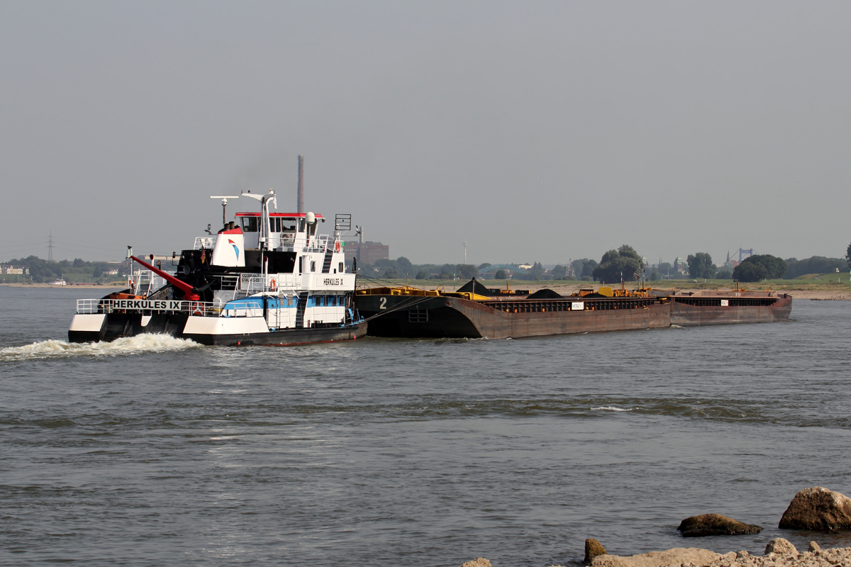 Schubschiff  HERKULES IX  Rhein aufwärts bei Duisburg 13.8.2015