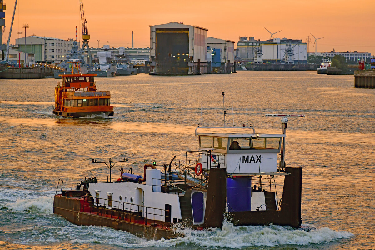 Schubschiff MAX - Eni 04805090 - bei Sonnenaufgang am 07.09.2022 in Hamburg