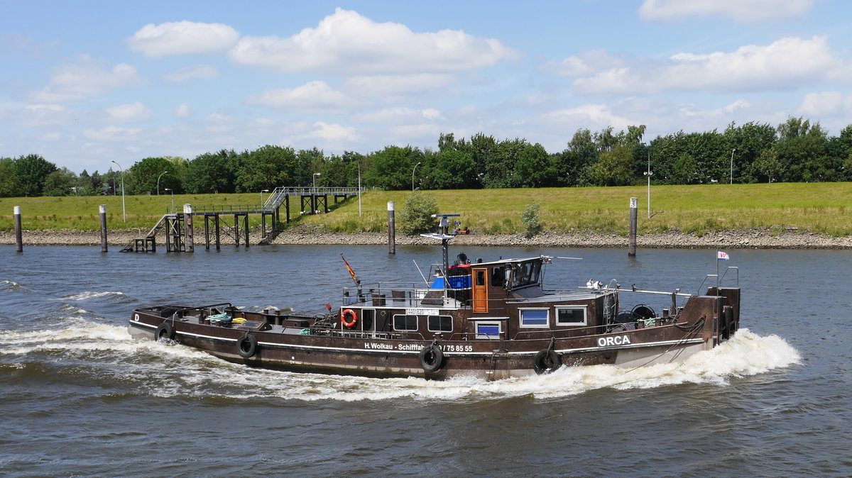 Schubschiff ORCA Baujahr 1930 (ex Anne Marie, ex Louise, ex Johanna, ex Alja) 04401820 H.Wolkau Schifffahrt Hamburg im unteren Schleusenkanal Geesthacht die Elbe zu Berg (1), 10.06.2016
