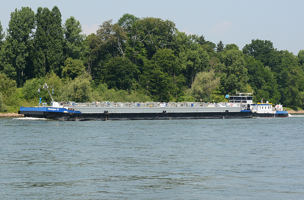 Schubschiff  Thera  mit Tankleichter  Chemiegas 23  auf dem Rhein bei Bad Honnef - 03.06.2014