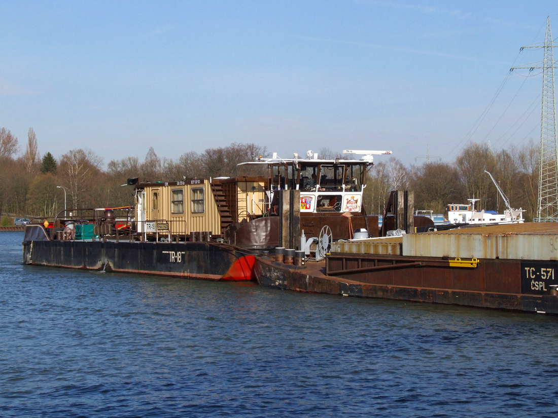 Schubschiff TR 18 (ENI.32200257) auf dem DEK am 25.03.2020 am Dattelner Meer.