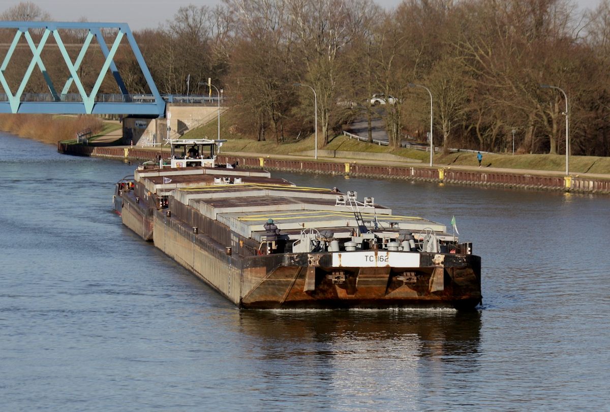 Schubschiff TR 18 (ENI:32200257) L.27,2m B.8,70m To.67 Flagge Tschechischen Republik & zwei Leichter auf dem WDK am 27.01.2024 an der Schleuse Datteln.