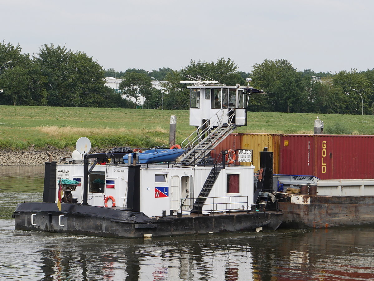 Schubschiff WALTER, ENI 04803370, gebaut 1977 in Melnik für CSPLO als TR 515, weitere ex-Namen: Ninke G, Rever 3, Toro; Unterer Schleusenkanal Geesthacht, die Elbe zu Berg, 17.07.2019
