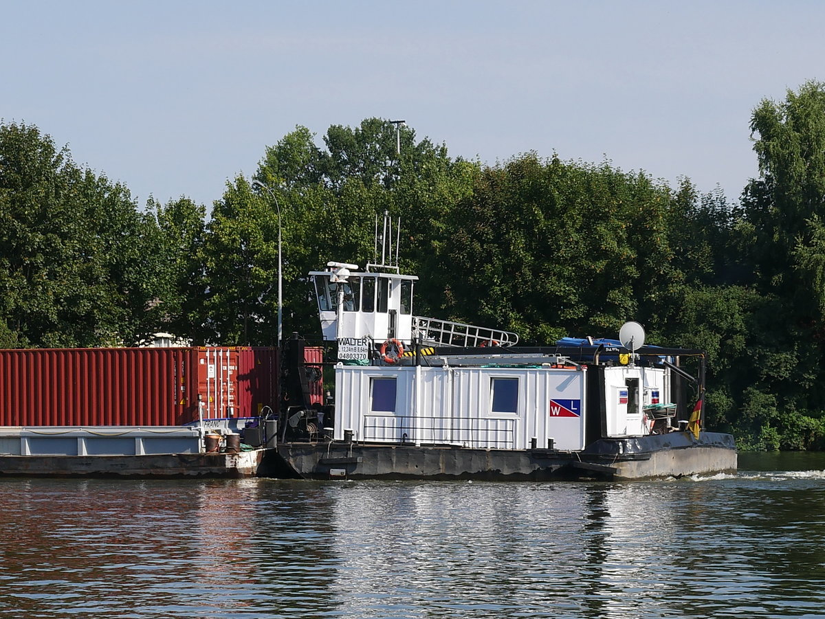 Schubschiff WALTER (ex TORO, ex REVER III, ex NINKE G) gebaut 1977 als CSPLO TR 515, ENI 04803370 mit Containern auf GSL FRANC im Oberwasser der Schleuse Geesthacht Kurs Hamburg; 03.08.2018
