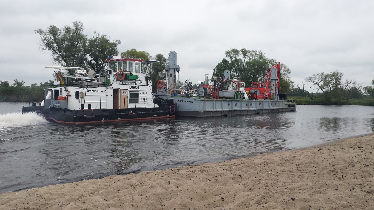 Schubschiff Lurch mit Bagger Puma auf der Havel zu Berg bei Schollene.Foto 09.2015 Der Verband gehört zum WSA Brandenburg.