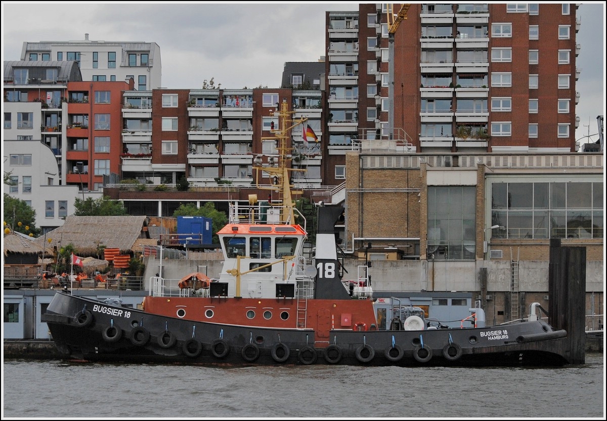 Schubschlepper Bugsier 18, Flagge DE, IMO 9036246, MMSI 211247120, L 28 m, B 9 m, hat am Kai im Hamburgerhafengebiet angelegt, aufgenommen whrend einer Hafenrundfahrt am 21.09.2013.