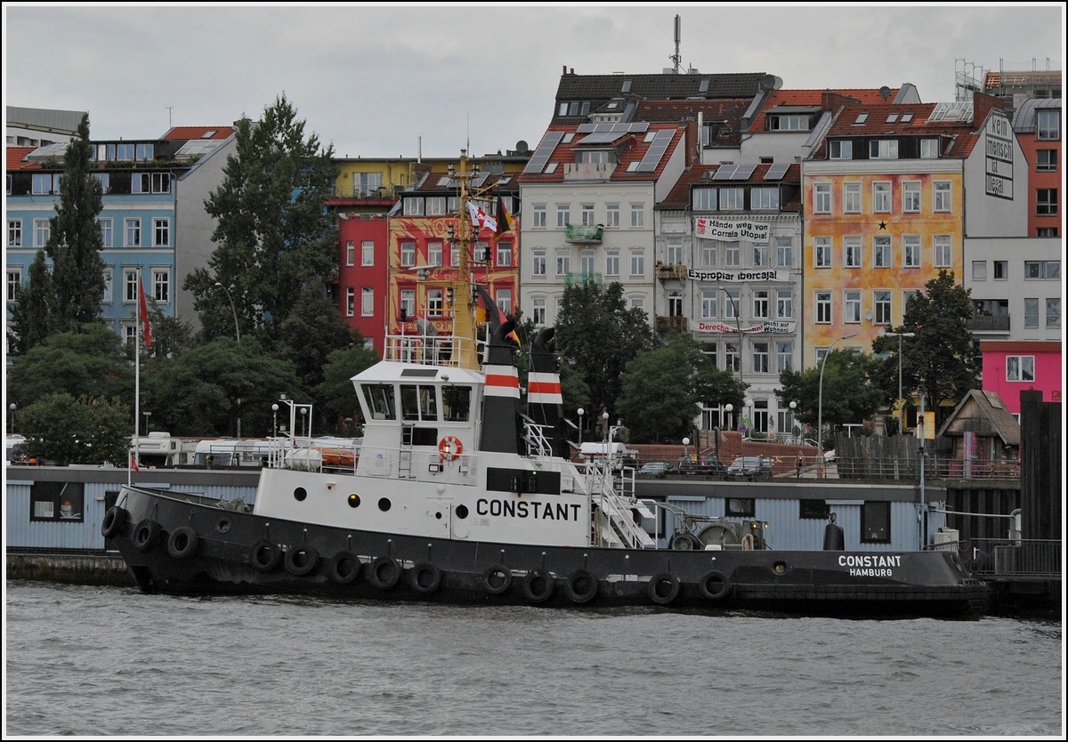 Schubschlepper Constant, Flagge DE, IMO 8701090, MMSI 211283410, L 28 m ,B 9 m, liegt am 21.09.2013 im Hafen von Hamburg am Kai.