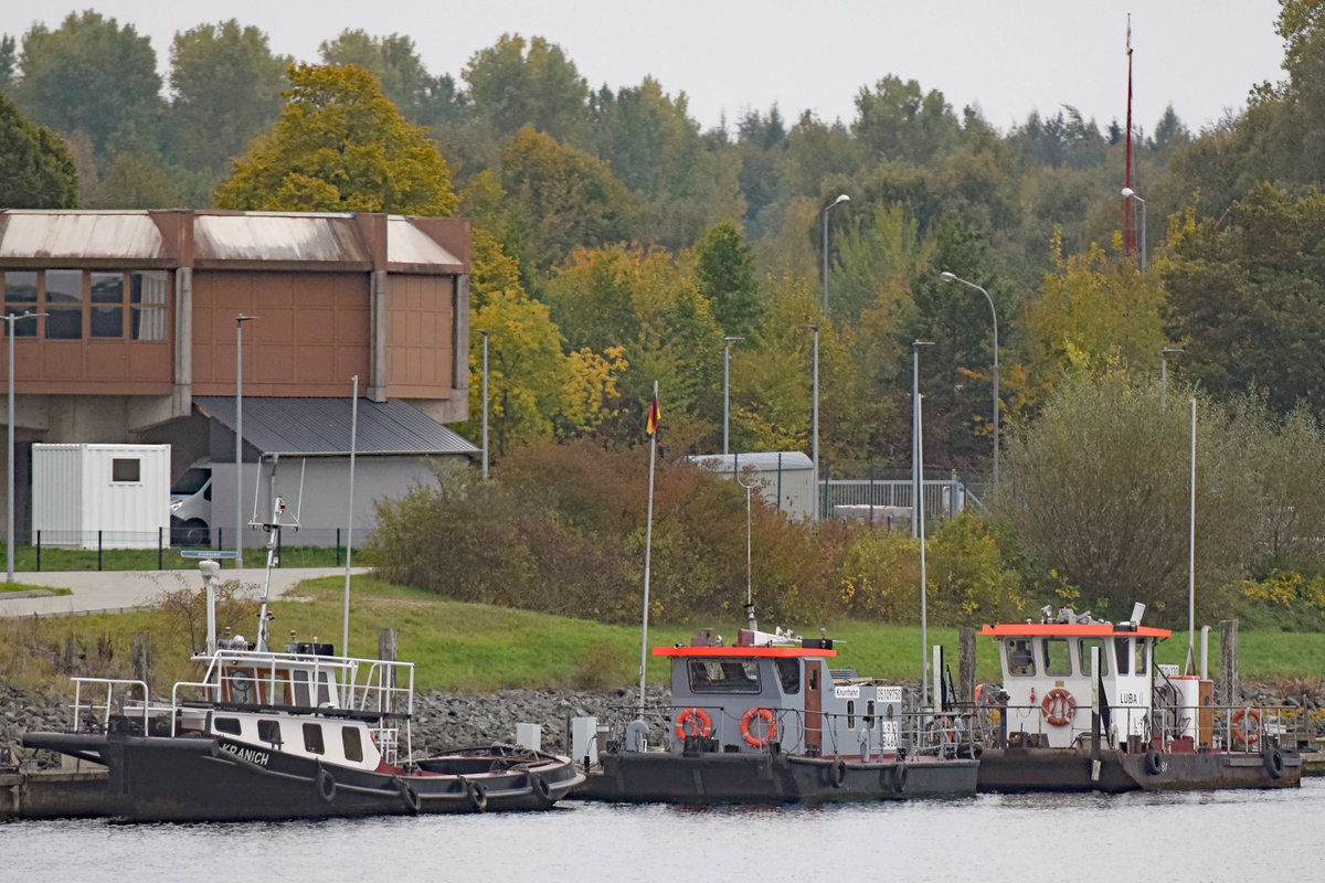 Schubschlepper KRANICH am 20.10.2020 bei der Herreninsel in Lübeck. Dahinter die Schubboote KNURRHAHN (05109750) und LUBA 