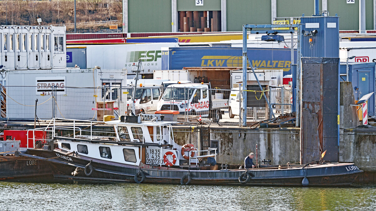 Schubschlepper KRANICH am 28.02.2023 im Hafen von Lübeck-Travemünde