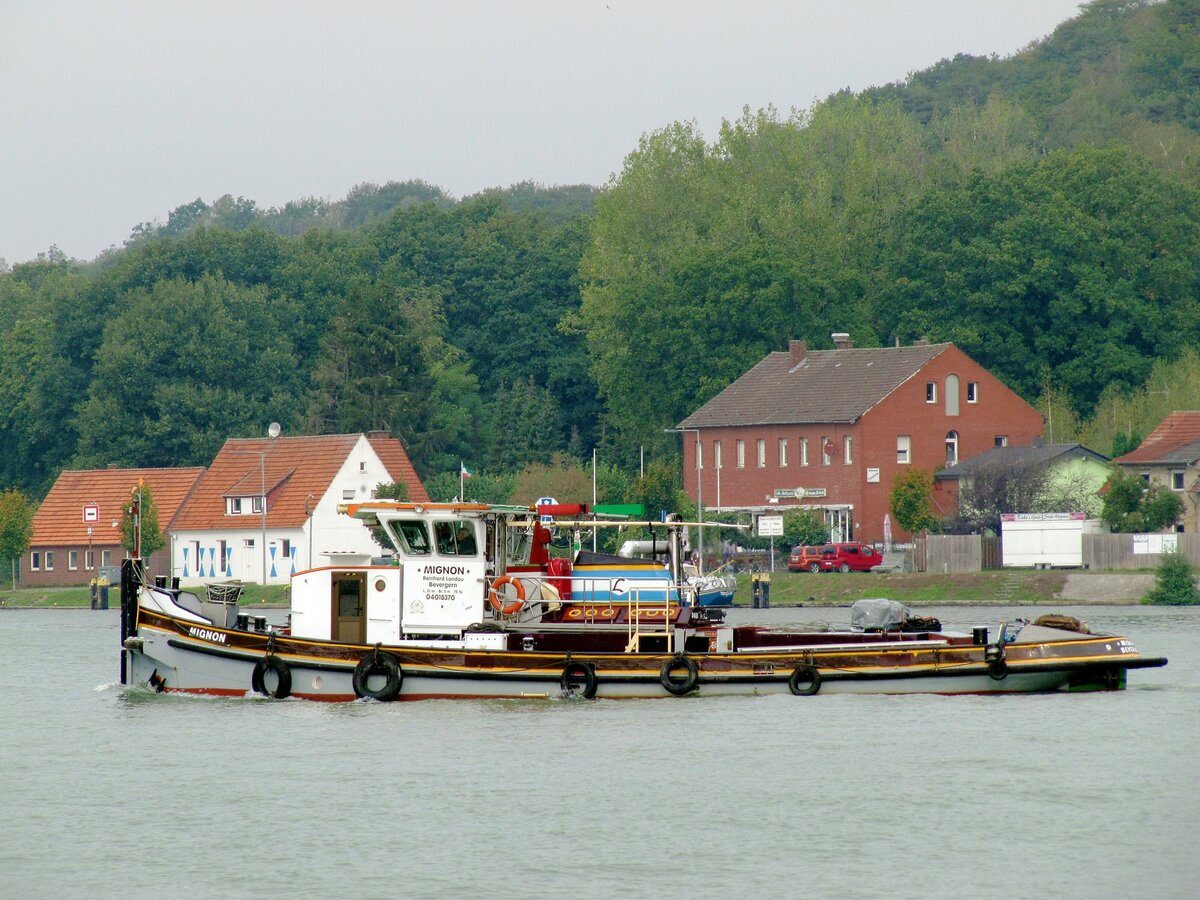 Schubschlepper  MIGNON  (04018370 , 21 x 5m) am 03.10.2020 im Nassen Dreieck. Der Schubschlepper befuhr den  DORTMUND-EMS-KANAL  zu Tal und bog nach Backbord in den kleinen Hafen ab. 