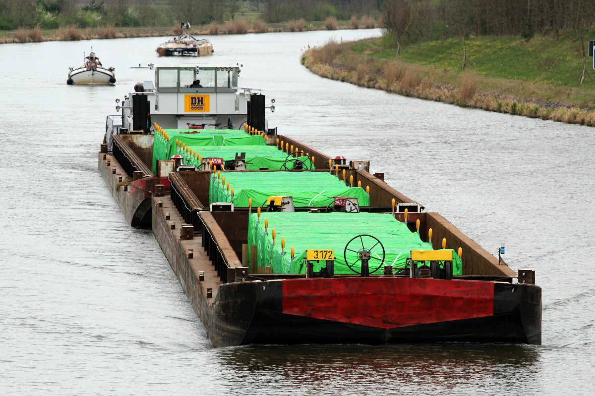 Schubverband , bestehend aus 2 SL zu je 32,50m Länge u. 8,20m Breite, 1 SL m. 65m Länge und 9,50m Breite sowie dem SB Orion II (05609480 , 25,22 x 8,16) am 25.04.2015 im EHK bei Kader Schleuse m. Fahrtrichtung Schleuse Wusterwitz. Ges.-Länge des Verbandes 155,22m.