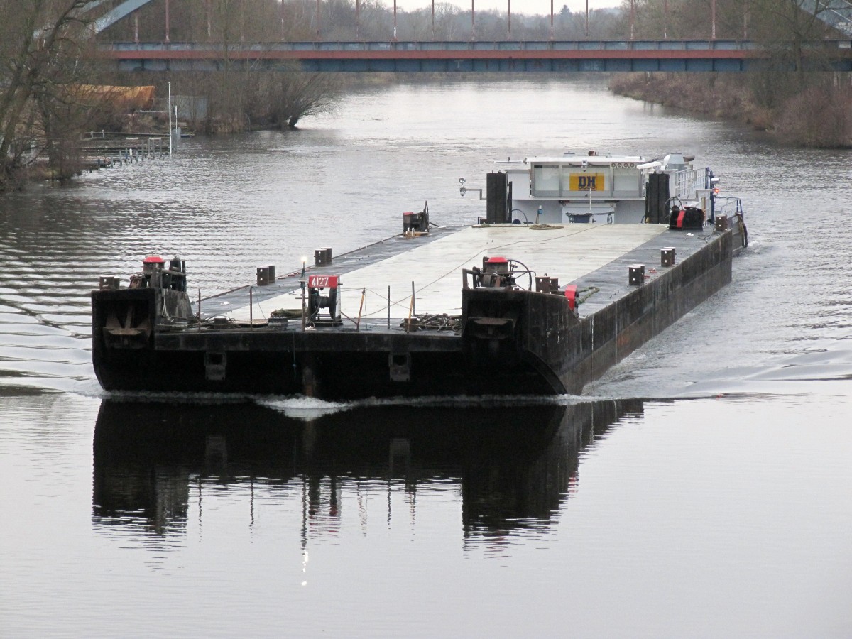 Schubverband , bestehend aus dem SL4127 und dem SB Orion II (05609480 , 25,22 x 8,16m) am 17.12.2015 auf der Havel-Oder-Wasserstrasse bei Hennigsdorf zu Berg Richtung Nordosten.