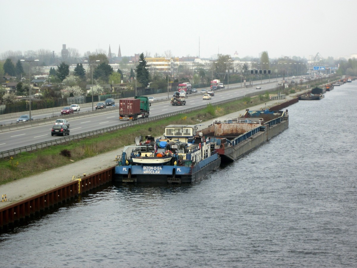 Schubverband , bestehend aus SB Bizon-0-54 (08355164) und 2 SLern , am 01.04.2014 im Westhafenkanal an der A100 liegend.