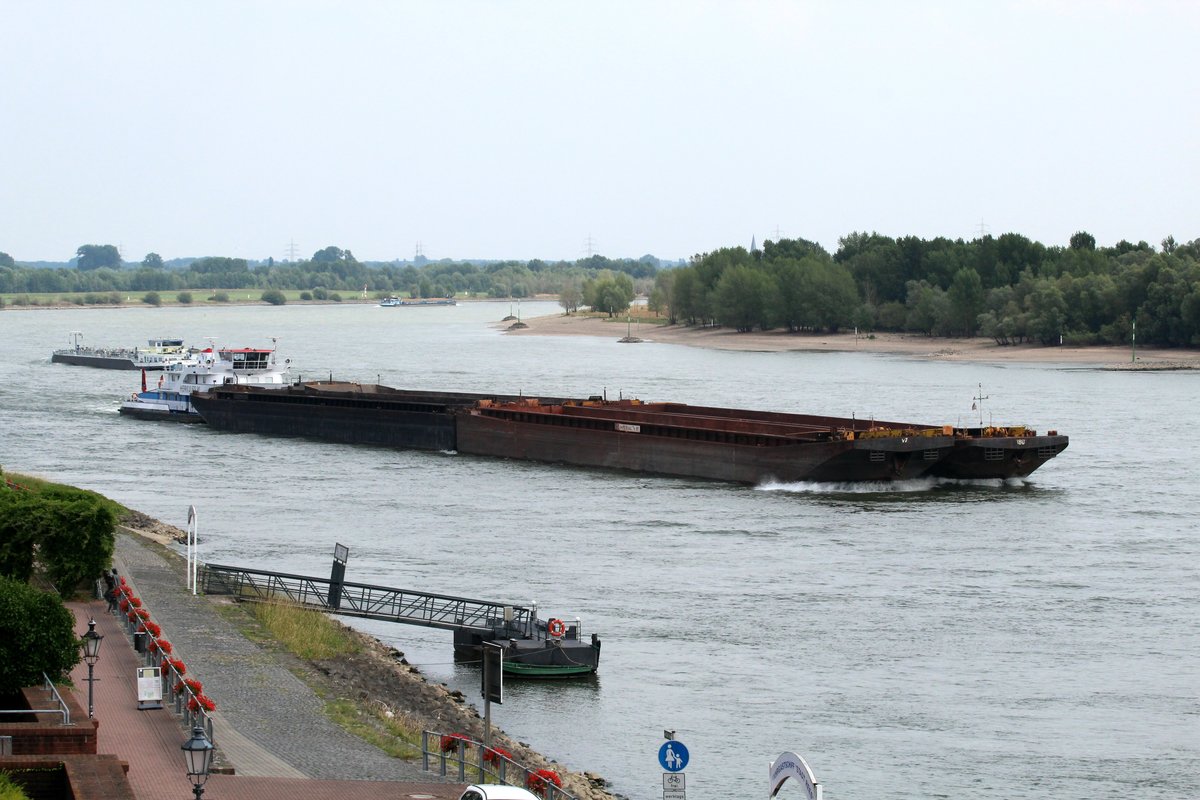 Schubverband am 05.07.2017 auf dem Rhein bei Rees zu Tal. Der Verband besteht aus dem Schubboot Herkules VI (04031700 , 35 x 13m) und vier leeren Leichtern , je 76,50m lang und 11,40m breit. Gesamtlänge 188m. Die Leichter sind zu einem Vierer-Verband , je 2 hintereinander und nebeneinander gekoppelt.