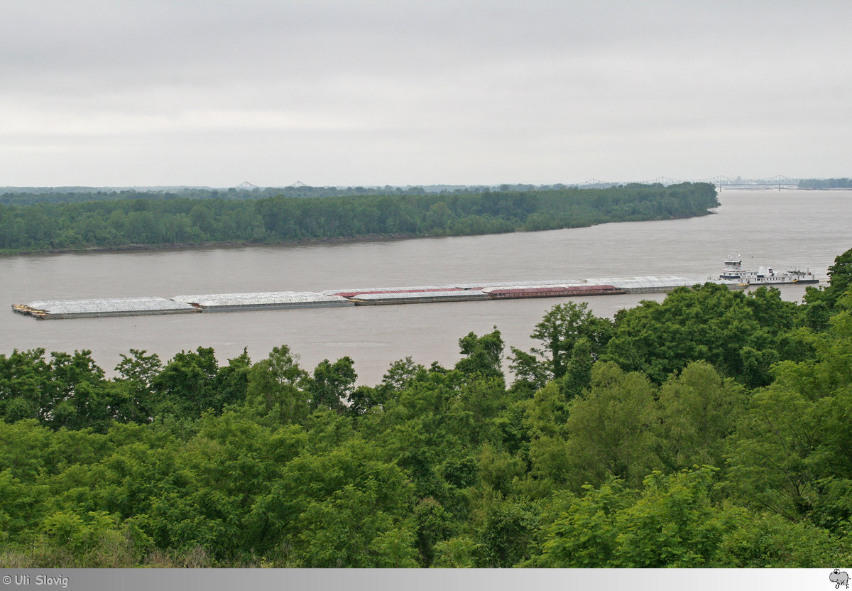 Schubverband auf dem Mississippi River. Als Tugboat fungiert hier die  P B Shah  der  Ingram Barge Co.  Die Aufnahme entstand am 17. Mai 2016 kurz hinter den Zusammenfluß von Mississippi und Ohio River bei der Ortschaft Wickliffe, Kentucky / USA.