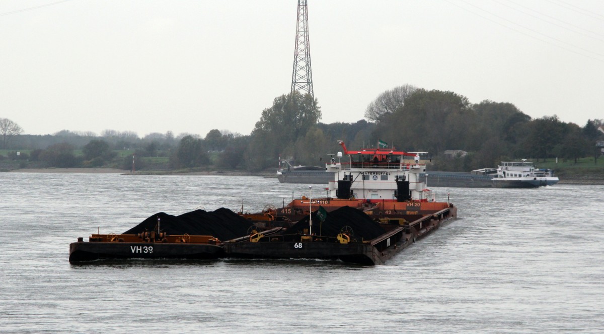 Schubverband bestehend aus 6 beladenen SL mit je 76,5m Länge und 11,40m Breite und dem schiebendem SB Veerhaven III (02334855 , 40 x 15m) am 23.10.2014 bei Rhein-km 800 auf Bergfahrt. Ges.-Länge : 269,5m ! Die beiden  vorderen  Leichter sind mit Kohle und die 4  hinteren  mit Eisenerz beladen.