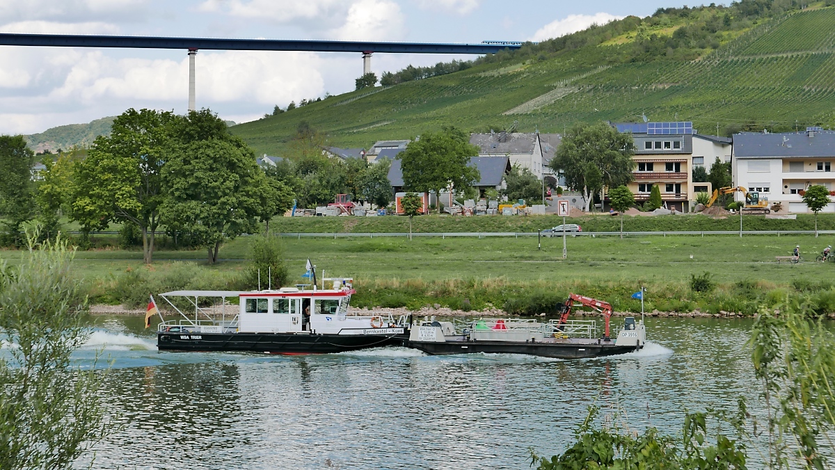 Schubverband des Wasserstraßen- und Schifffahrtsamt Trier (WSA Trier), es schiebt die Bernkastel-Kues die Barge  CP 1516 , vor der neuen Hochmoselbrücke in Zeltingen, 21.8.18 