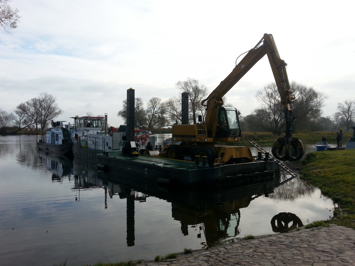 Schubverband des WSA Brandenburg auf der Havel bei Molkenberg.Schubschiff Lurch mit Bagger Bilch bei Wasserbauarbeiten im Nov.2014