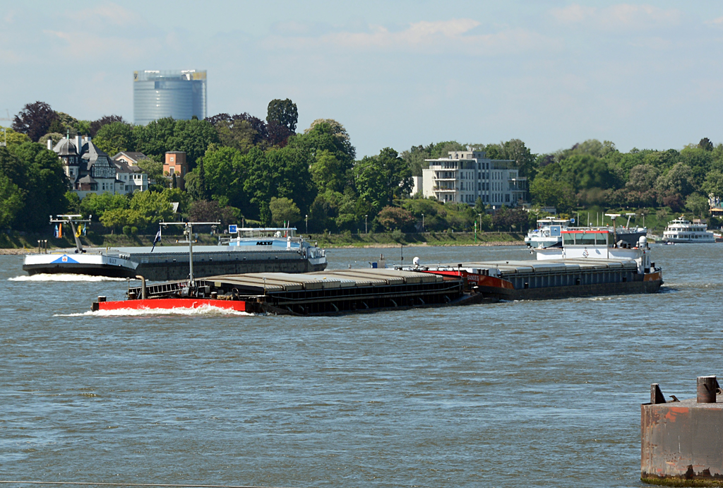 Schubverband  Ganges  und GMS  Elly  dahinter auf dem Rhein querab Königswinter - 03.05.2014