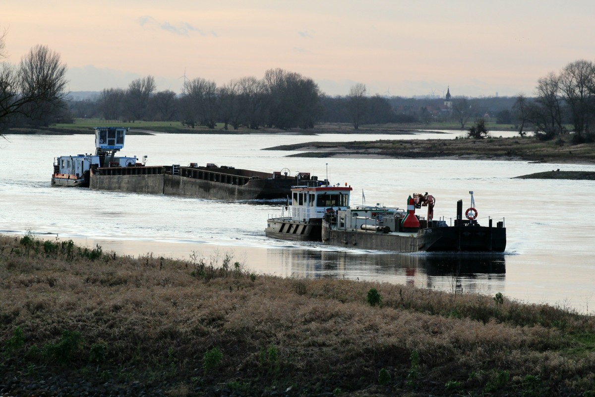 Schubverband m. SB 2414 u. 2 SL (Schubleichtern) u. SB Niegripp m. SL DP 3023 am 07.01.2014 auf der Elbe zu Tal vor dem Niegripper Verbindungskanal.