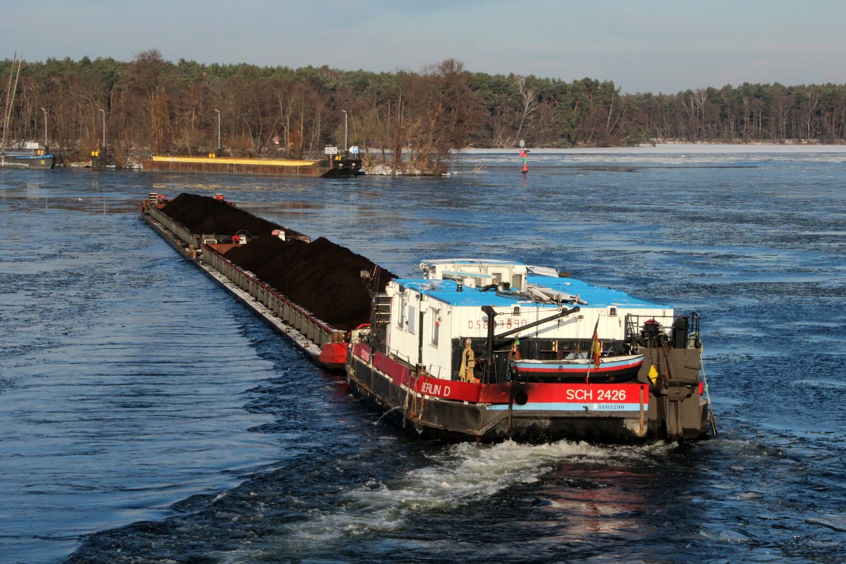 Schubverband m. SB SCH 2426 (05603890 , 16,50 x 8,15) und 2 je 65m langen SL auf dem Weg von KW (Königs-Wusterhausen) nach Berlin-Rummelsberg auf der Dahme zu Tal in Berlin-Schmöckwitz am 19.01.2016.