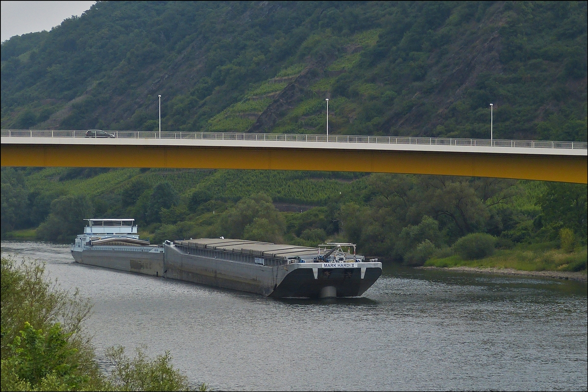 Schubverband  MARK HARDI I  und Leichter  MARK HARDI II  Fluaufwrts unter der  Moselgoldbrcke nahe Niederfell unterwegs am 22.06.2014. Schiffsdaten (I) ENI 04807950; L 95,50 m; B 11,45 m;T 2828; (II) ENI 02316772; L 76,50 m; B 11,45 m; T 3043. 