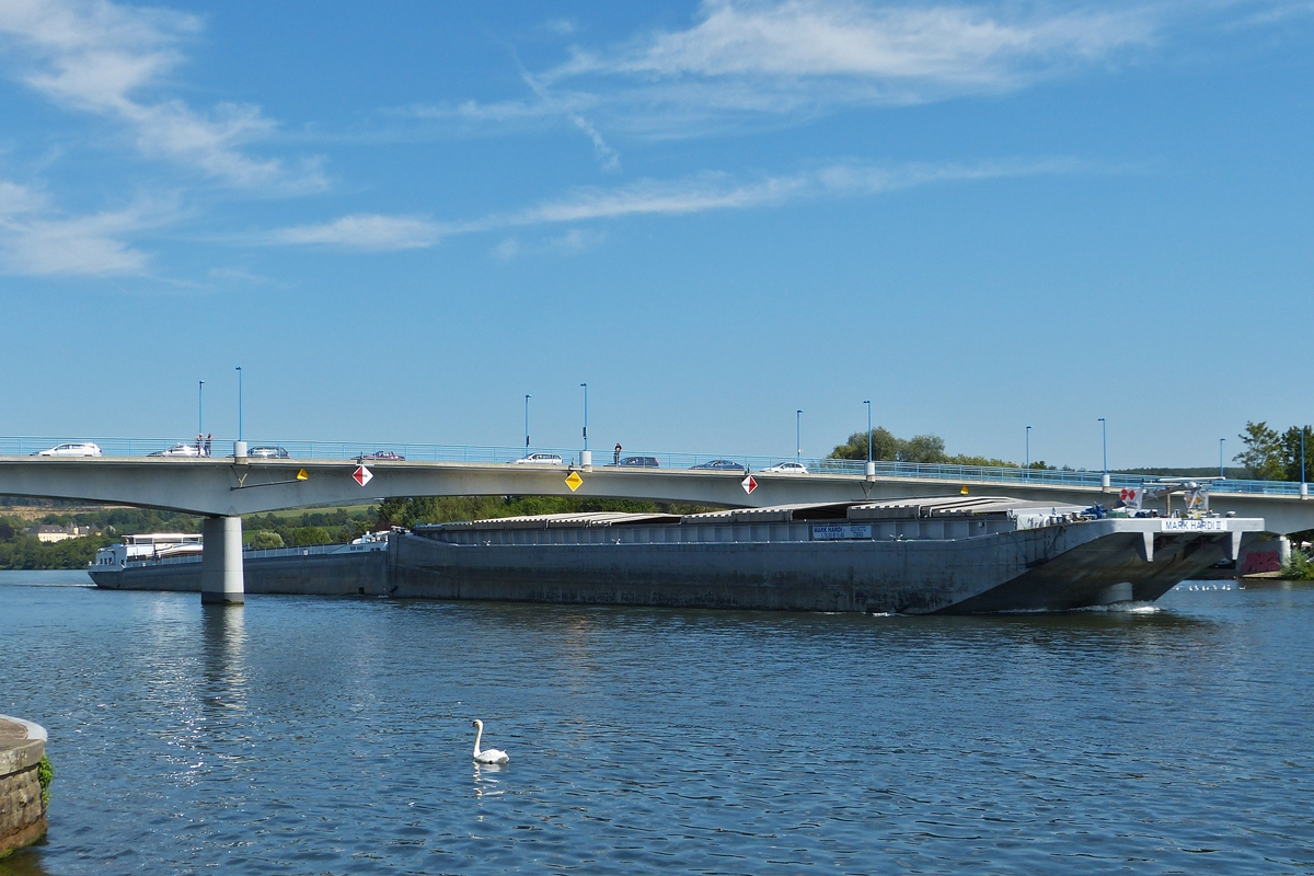 Schubverband  MARK HARDI I  und Leichter  MARK HARDI II  Flußaufwärts unter der Moselbrücke nahe Remich (L) unterwegs am 30.08.2015. Schiffsdaten (I) ENI 04807950; L 95,50 m; B 11,45 m;T 2828; (II) ENI 02316772; L 76,50 m; B 11,45 m; T 3043.