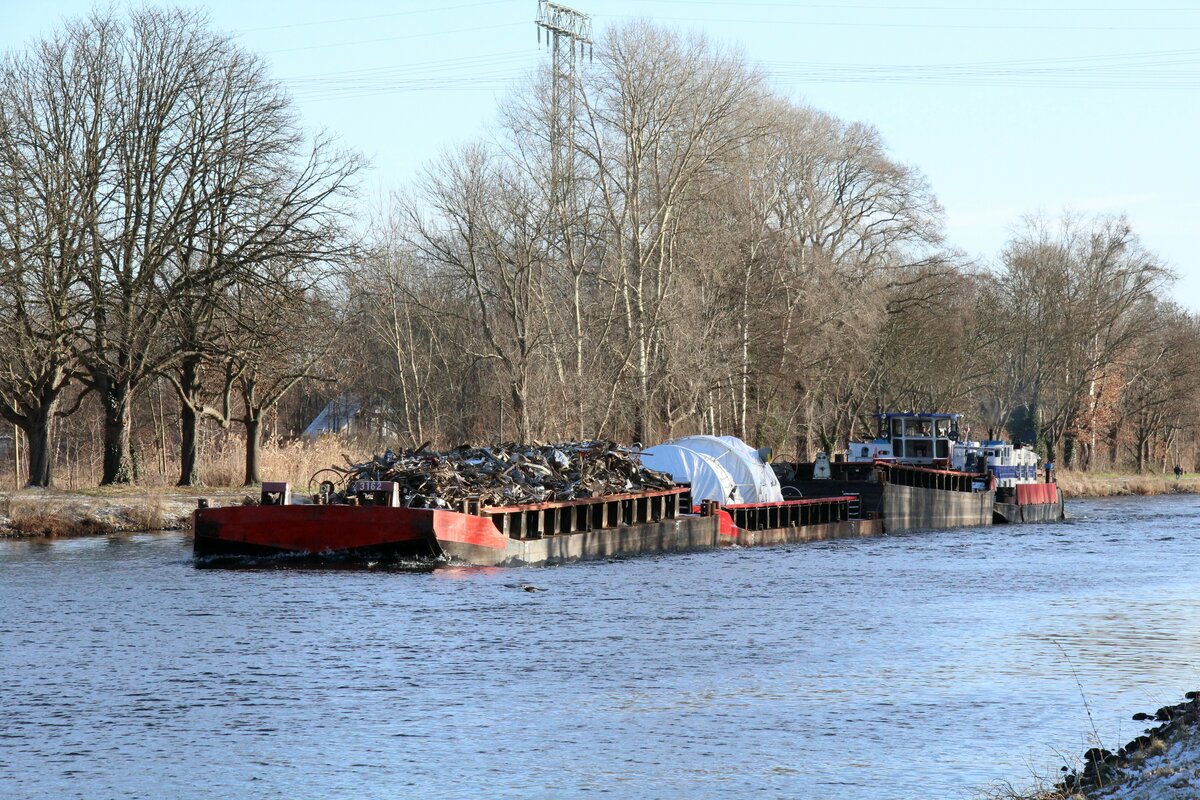 Schubverband mit 3 Leichtern und dem Schubboot  RSP-SB 05  (08351036 , 23 x 8,9) am 21.01.2022 im Sacrow-Paretzer-Kanal /  UNTERE HAVEL-WASSERSTRASSE zw. Marquardt / km 26 und Schlänitzsee / km 27 auf Talfahrt.