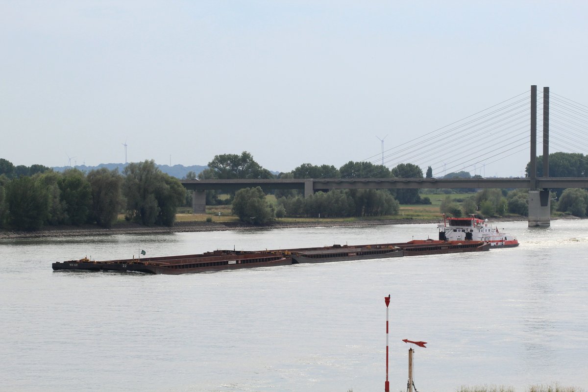 Schubverband mit 6 beladenen Leichtern , je 76,5m lang und 11,40m breit und dem Schubboot Veerhaven IX (02323833 , 40 x 15m) am 06.07.2017 zw. der Rheinbrücke Rees-Kalkar und der Stadt Rees auf Bergfahrt Richtung Ruhrgebiet.