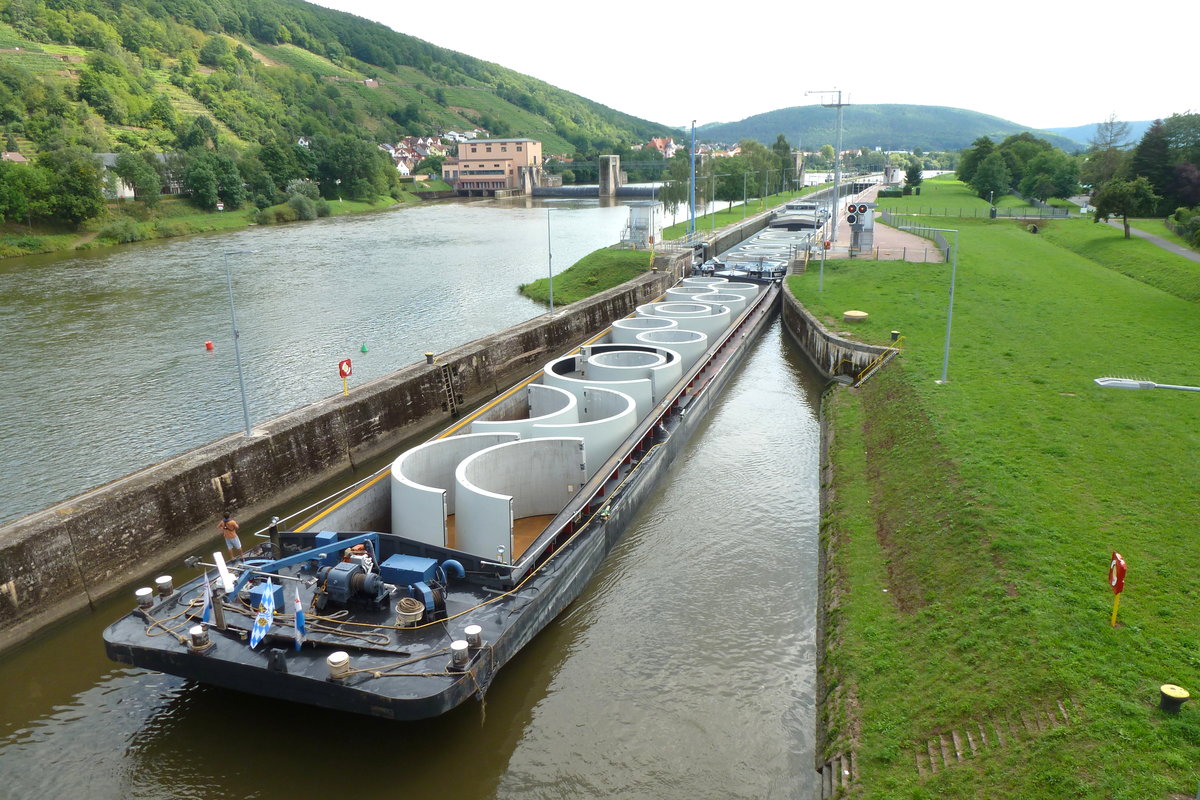 Schubverband mit GMS 'Sirocco' (ENI 02324789) passiert talwärts die Mainschleuse in Klingenberg. Die 'Sirocco' fährt unter niederländischer Flagge. Aufnahmedatum: 14.08.2017.