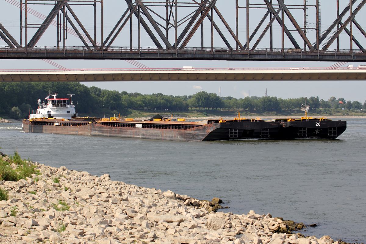 Schubverband mit  HERKULES IX  Rhein aufwärts bei Duisburg 13.8.2015