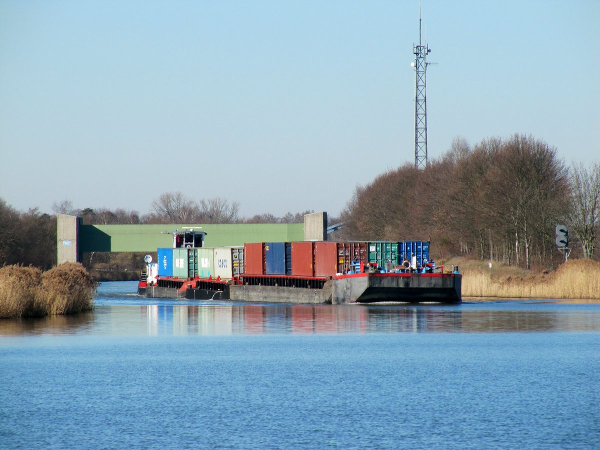 Schubverband mit der Kopfbarge Bug 5 (02315264 , 9,57 x 9,52m) , einem 65m langen Leichter, zwei je 32,5m langen Leichtern und dem Schubboot SCH2407 (05602680 , 16,39 x 8,15m) im Elbe-Seitenkanal vor dem Mittellandkanal auf Bergfahrt.