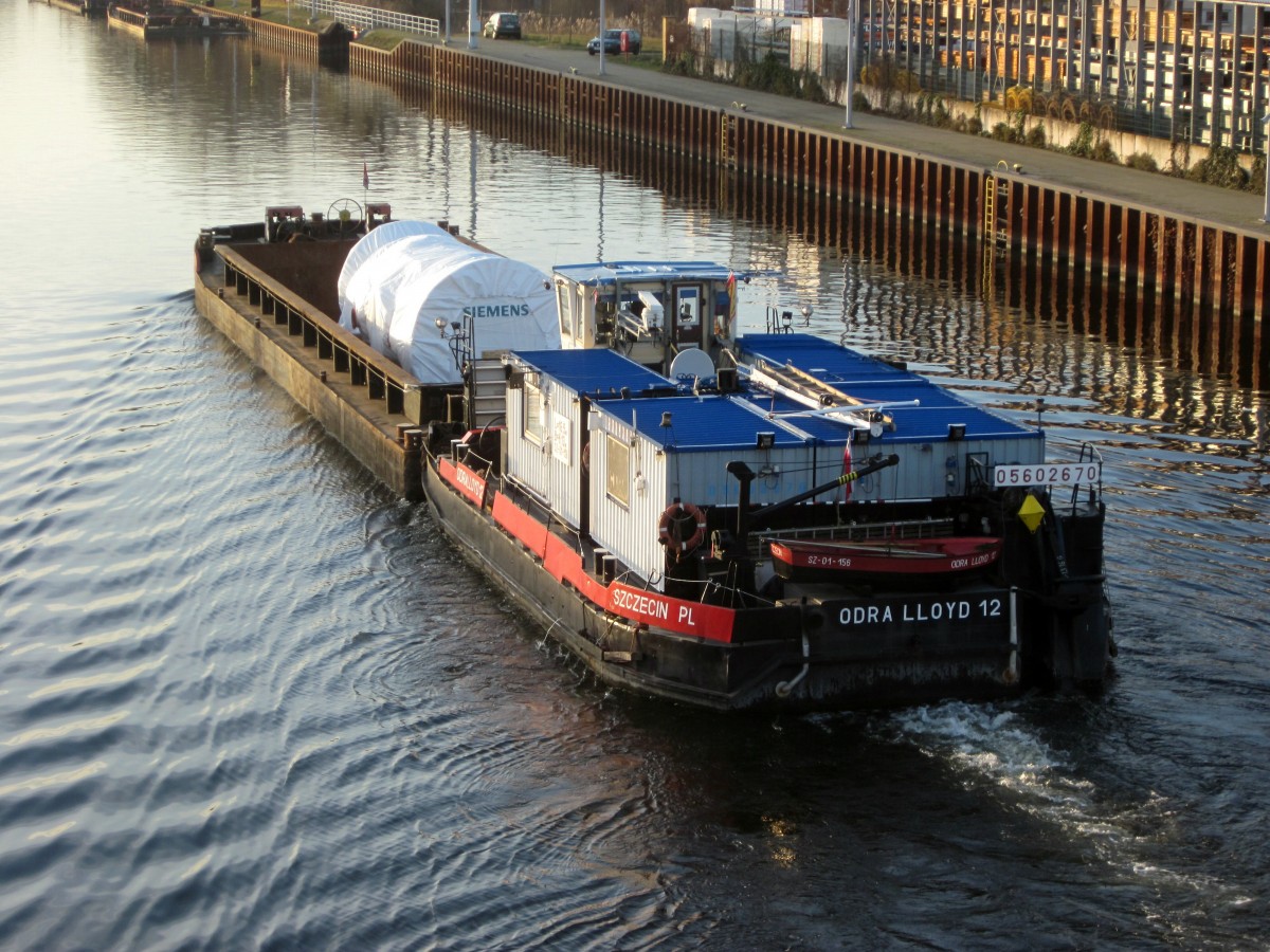 Schubverband mit SB Odra Lloyd 12 (05602670) und SL 7057 nach dem Passieren der Schleuse Charlottenburg am 08.12.2015 auf dem Westhafenkanal / der Spree zu Tal.