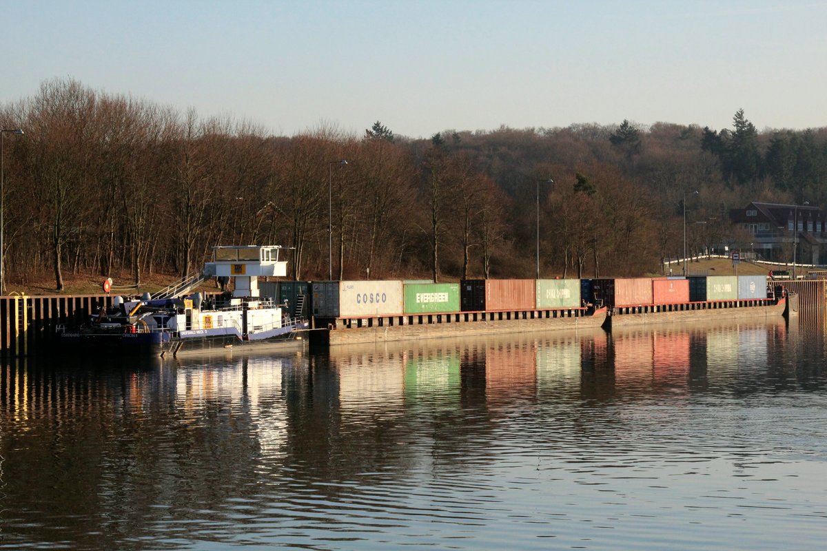 Schubverband mit SB Orion II (05609480 , 25,22 x 8,16m) , zwei je 65m langen Leichtern und der Kopfbarge Orion I (02323531 , 8,05 x 9,52m) im Unterwasser des Schiffshebewerkes Scharnebeck am 26.02.2019.